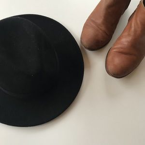Tart black wool hat